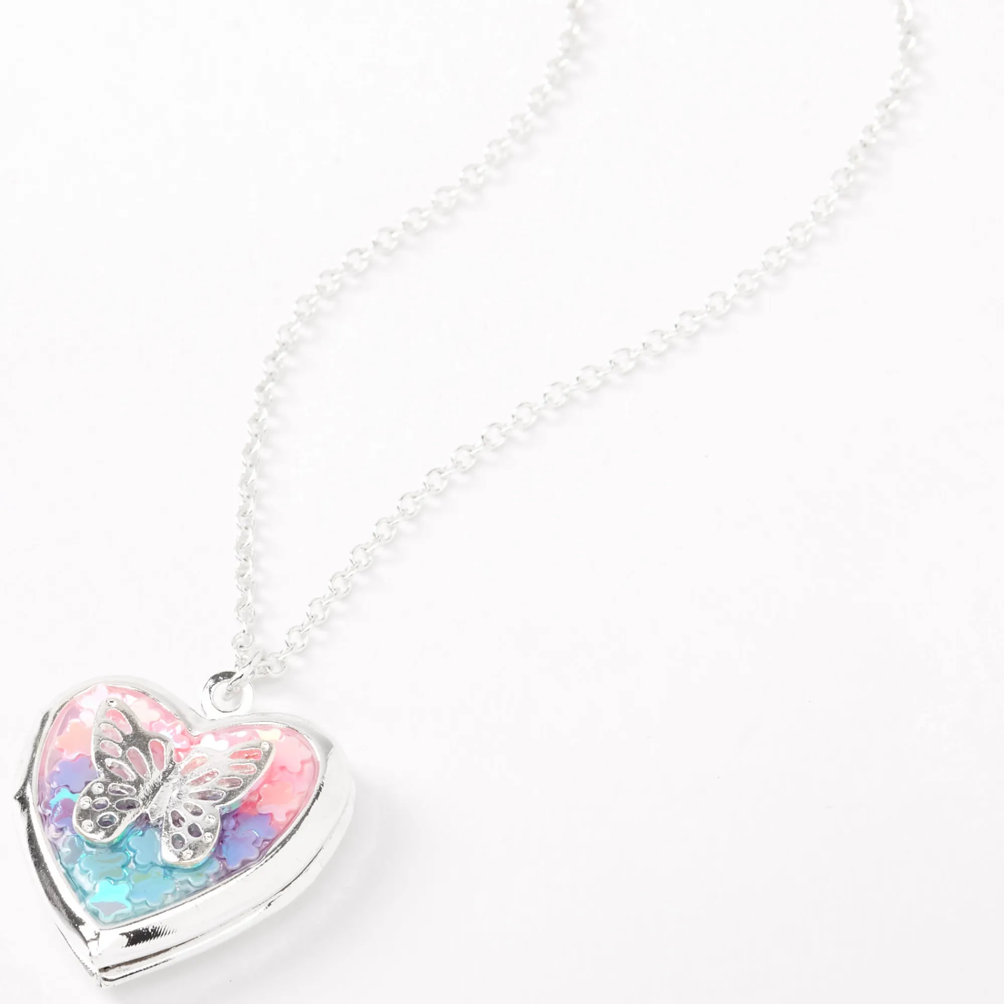 Claire's Colliers-Collier à pendentif avec médaillon cœur et papillon arc-en-ciel couleur argentée
