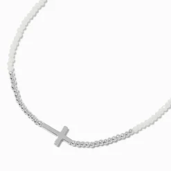 Claire's Colliers-Collier à pendentif perles de rocaille croix couleur argentée