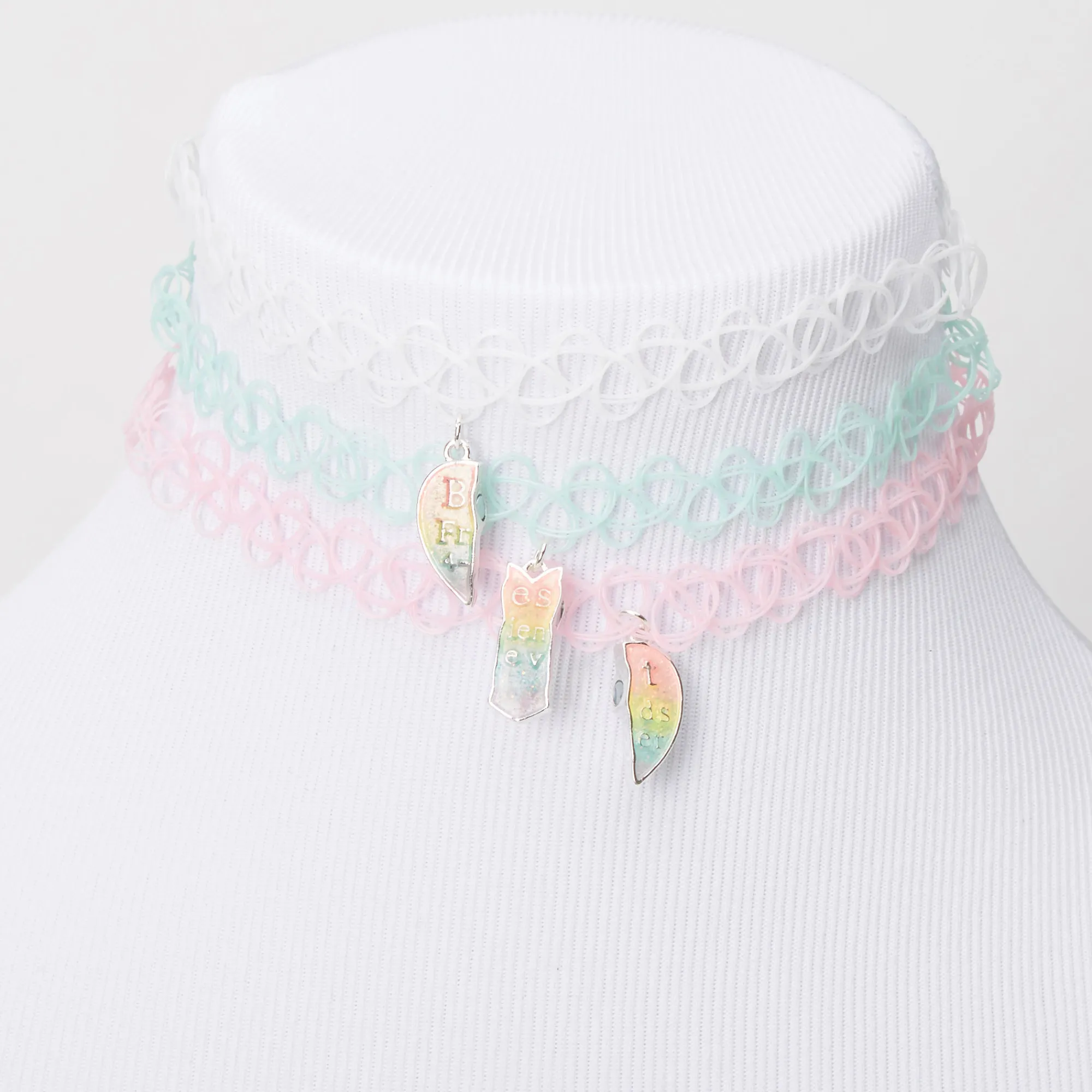 Claire's Colliers-Ras-de-cou effet tatouage phosphorescent cœur pastel best friends - Lot de 3