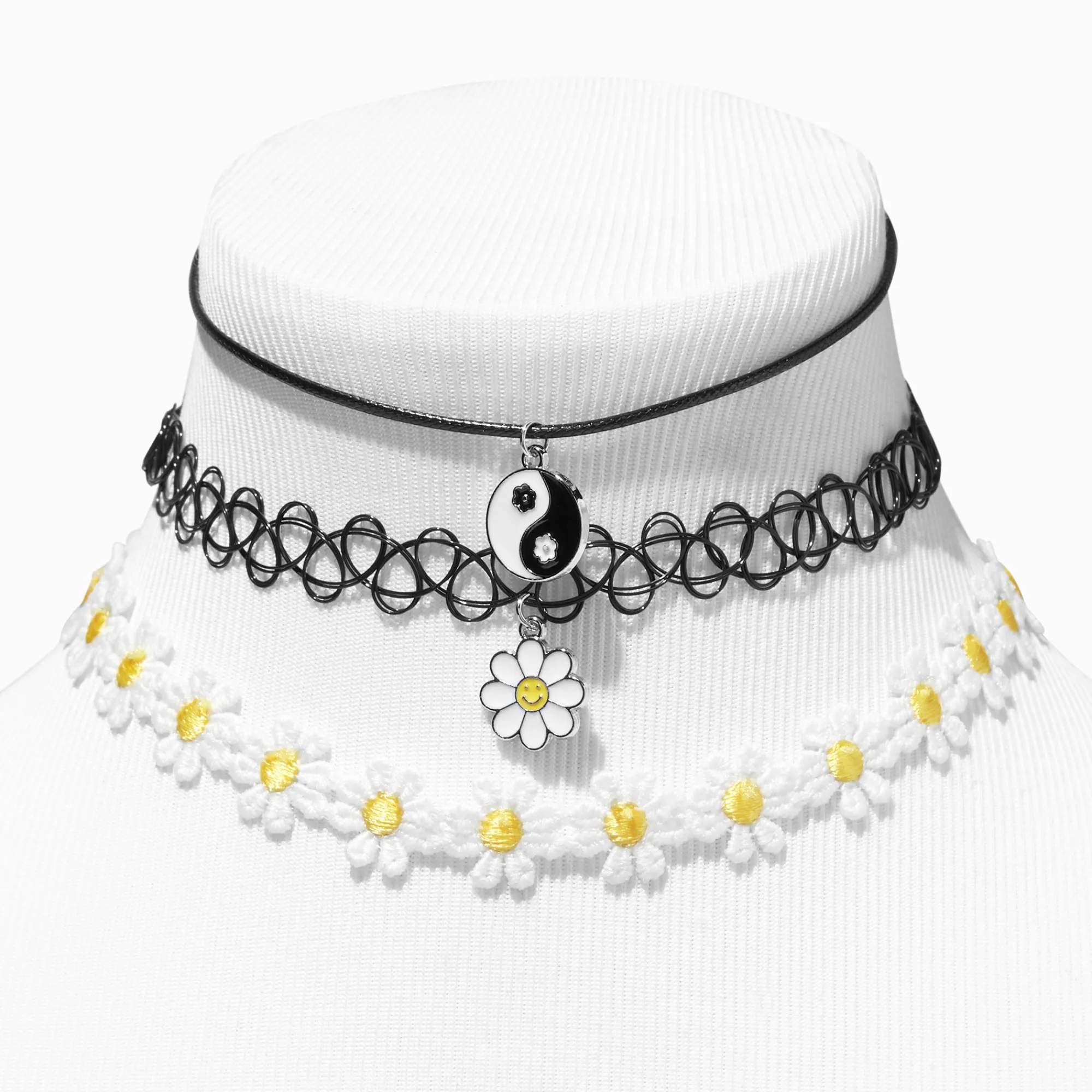 Claire's Colliers-Ras-de-cou marguerite et yin et yang noir - Lot de 3